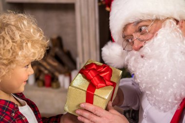 Noel Baba çocuk için mevcut vererek