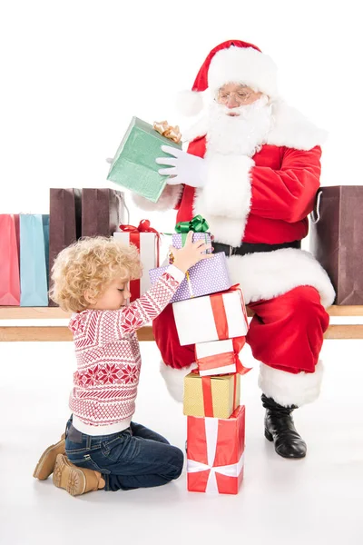 Santa Claus con niño y cajas de regalo — Foto de Stock