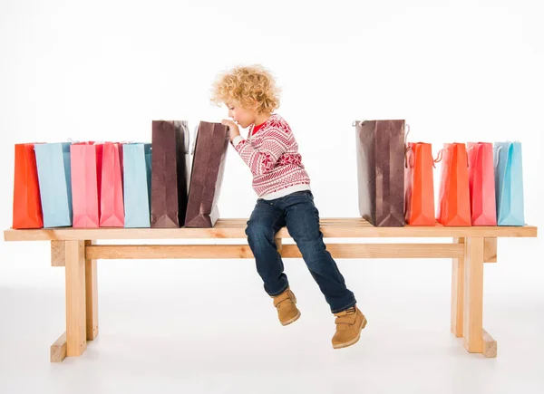 Alışveriş torbaları ile çocuk — Stok fotoğraf