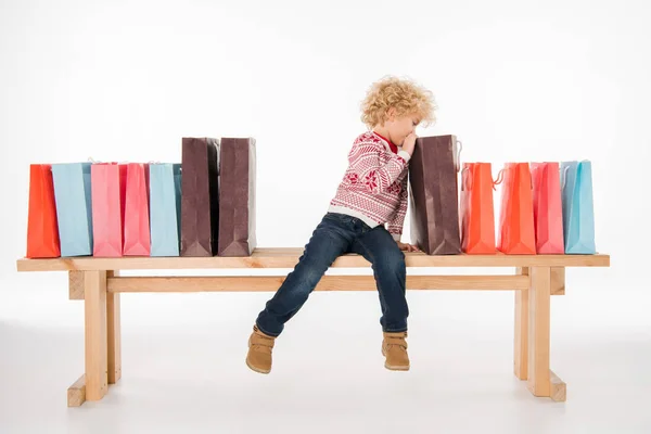 Niño con bolsas de compras —  Fotos de Stock