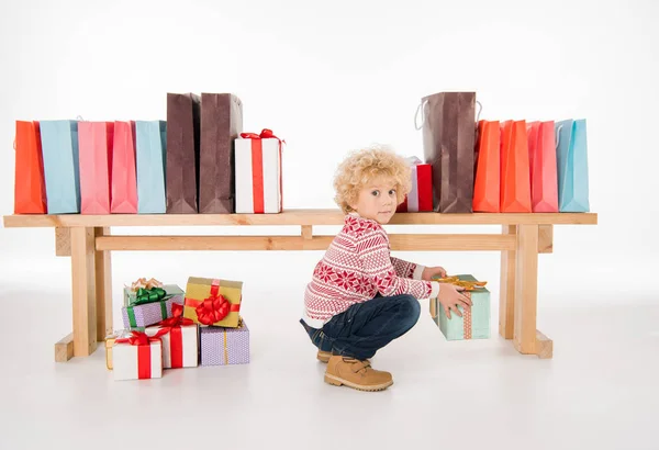 Kid met stapel geschenkdozen — Stockfoto