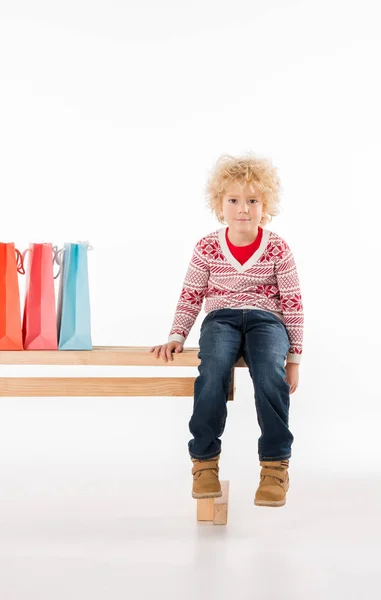 Dziecko z torby na zakupy — Zdjęcie stockowe