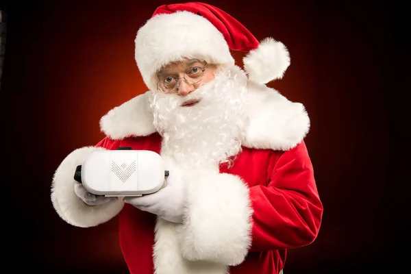 Weihnachtsmann zeigt Virtual-Reality-Headset — Stockfoto