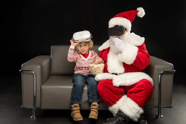 Santa Claus y el niño en auriculares de realidad virtual — Foto de stock gratuita