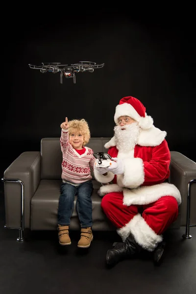 Санта Клаус использует гексакоптер дрон с ребенком — стоковое фото