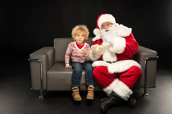 Noel Baba ile çocuk patlamış mısır yemek — Ücretsiz Stok Fotoğraf