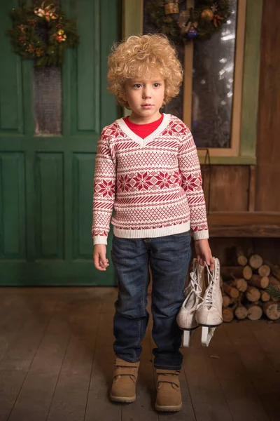 Niño pequeño de pie con patines — Foto de Stock