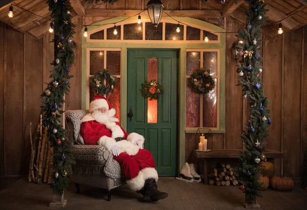 Papai Noel dormindo em poltrona — Fotografia de Stock