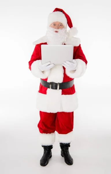 Weihnachtsmann posiert mit digitalem Tablet — kostenloses Stockfoto