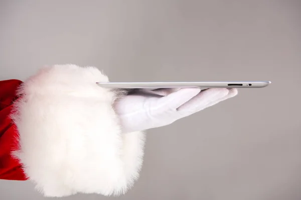 Santa Claus hand visar digitala tablett — Stockfoto