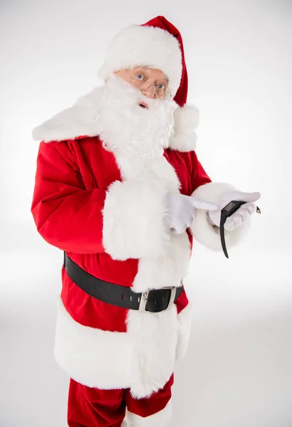 Санта Клаус указывает на умные часы — стоковое фото