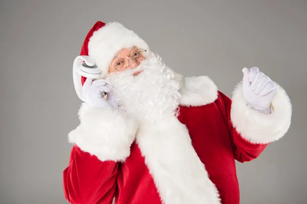 Weihnachtsmann hört Musik mit Kopfhörern — Stockfoto