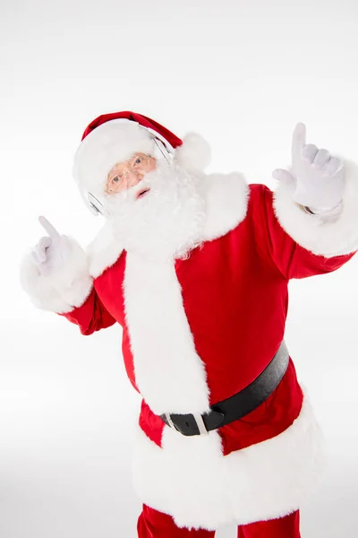 Santa Claus luisteren muziek met koptelefoon — Stockfoto