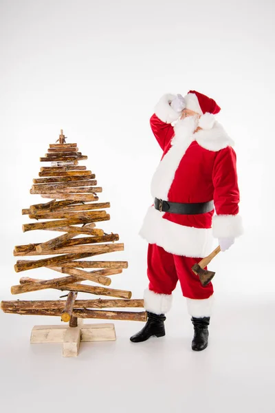 Zmęczony Święty Mikołaj z choinką — Zdjęcie stockowe