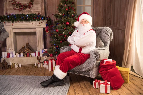 Papai Noel sentado em poltrona — Fotografia de Stock