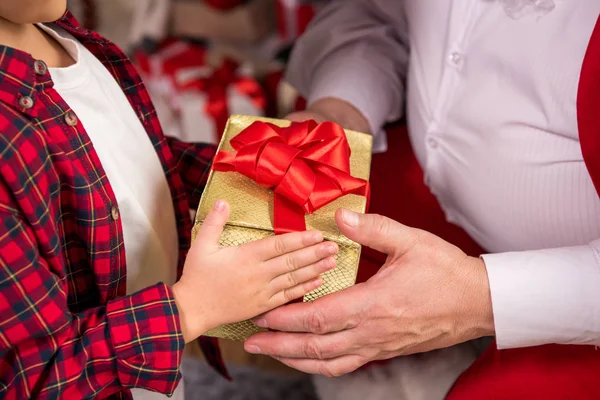 Santa Claus geven aanwezig kind — Stockfoto