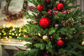 Karácsonyi díszítésű fenyőfa 