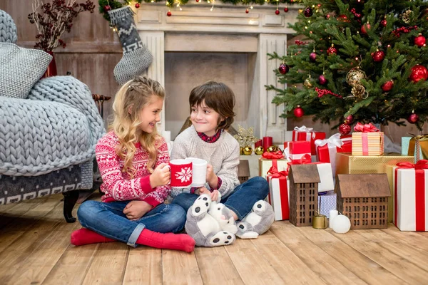 Kinder sitzen in der Nähe von Geschenkboxen — Stockfoto