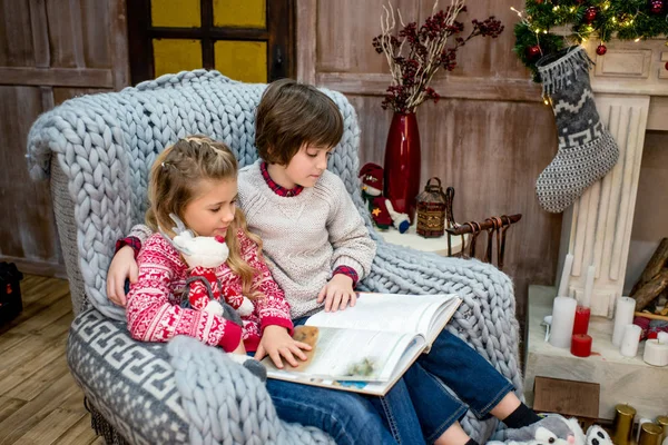 아이 들 책을 읽고 — 무료 스톡 포토