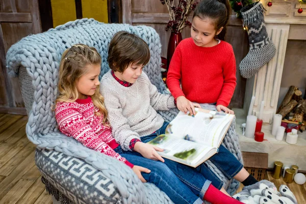 Children reading book — Stock Photo, Image