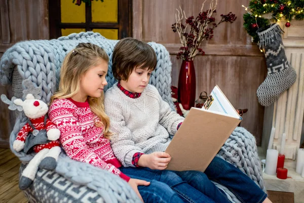 Kinderen lezen van boek — Stockfoto