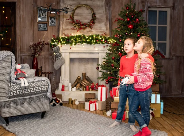 Kinderen met behulp van hexacopter drone — Stockfoto