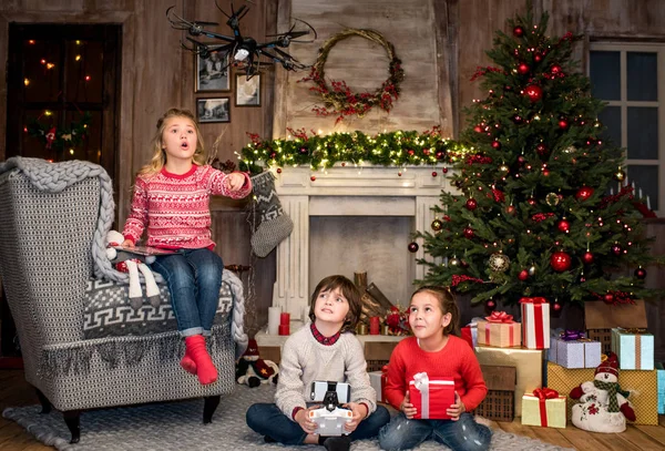 Kinderen met behulp van hexacopter drone — Stockfoto