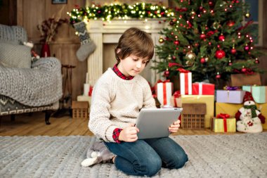 Çocuk dijital tablet kullanma