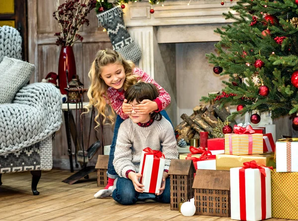 Niños sentados cerca de cajas de regalo — Foto de Stock