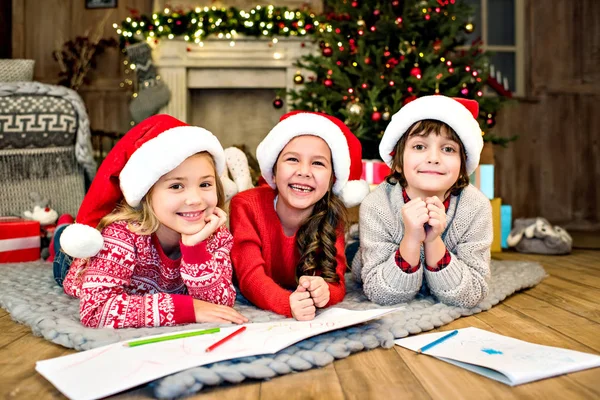Happy kids drawing picture — Stock Photo, Image