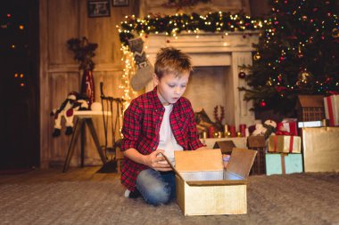 Çocuk Noel hediyeni açma 