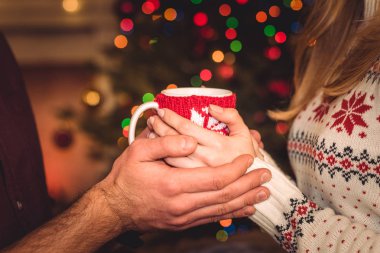 Sıcak bir içecek ile çift holding Kupası