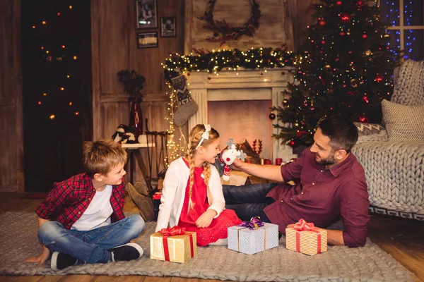 Padre feliz con hijos — Foto de Stock