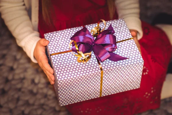 Mädchen mit Geschenkbox — Stockfoto