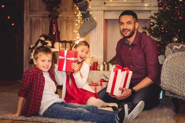 Glücklicher Vater mit Kindern — Stockfoto