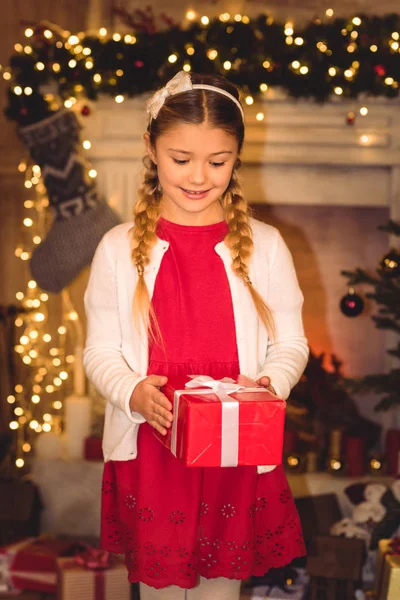 Girl holding christmas present — Free Stock Photo