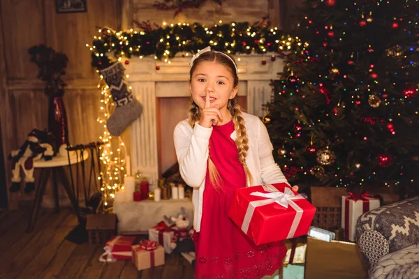 Girl holding christmas present — Free Stock Photo