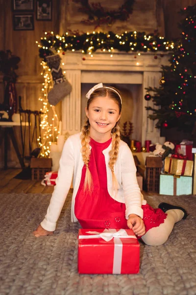 Menina segurando presente de Natal — Fotografia de Stock