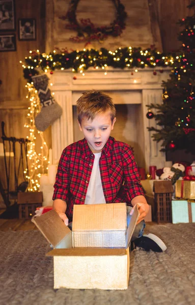 Fiú megnyitása a karácsonyi ajándék — Stock Fotó