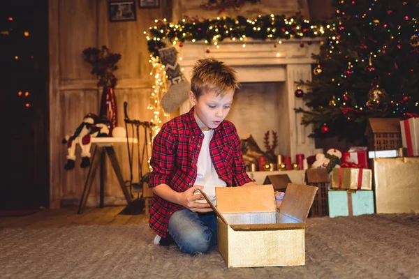 Junge öffnet Weihnachtsgeschenk — Stockfoto