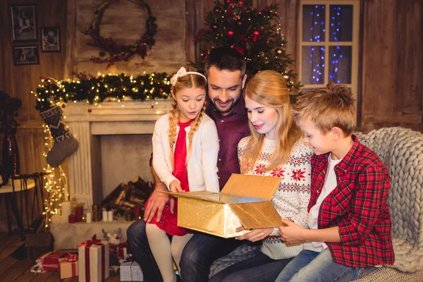 Familia apertura caja de regalo — Foto de Stock