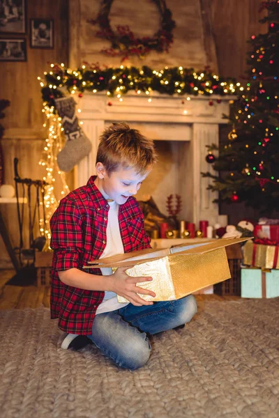 Αγόρι άνοιγμα χριστουγεννιάτικο δώρο — Φωτογραφία Αρχείου