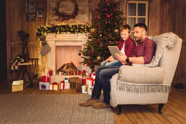 Pai e filho usando tablet digital — Fotografia de Stock