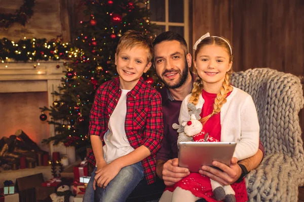 Glücklicher Vater mit Kindern — Stockfoto