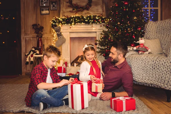 Gelukkig vader met kinderen — Stockfoto