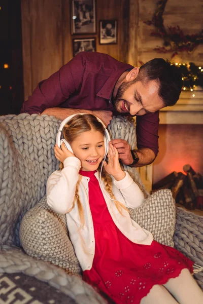 Niedliches kleines Mädchen mit Vater — Stockfoto