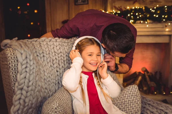 Linda niña con padre — Foto de stock gratis