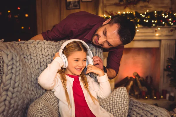 Roztomilá holčička s otcem — Stock fotografie