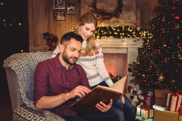 Feliz pareja joven — Foto de stock gratis