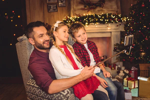 Glad familj med Selfie — Stockfoto